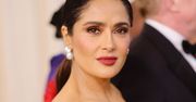 57-letnia Salma Hayek w kostiumie. Trudno oderwać wzrok od jej dekoltu