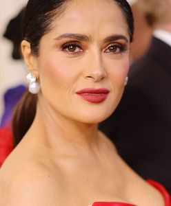 57-letnia Salma Hayek w kostiumie. Trudno oderwać wzrok od jej dekoltu