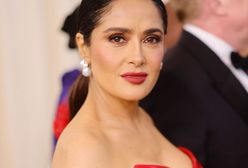 57-letnia Salma Hayek w kostiumie. Trudno oderwać wzrok od jej dekoltu