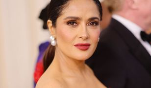 57-letnia Salma Hayek w kostiumie. Trudno oderwać wzrok od jej dekoltu