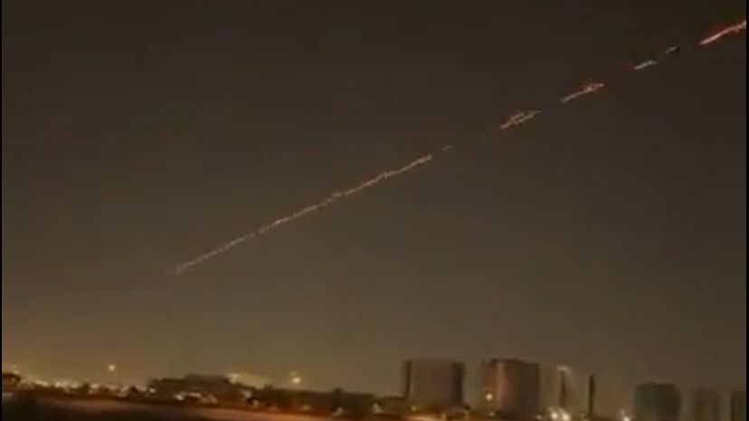 System C-RAM atakujący cel nad Bagdadem. 