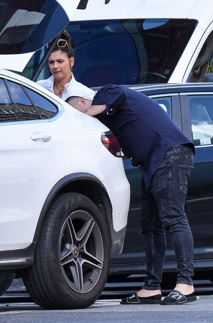 Klaudia Halejcio stroi mini, pakując obraz do bagażnika