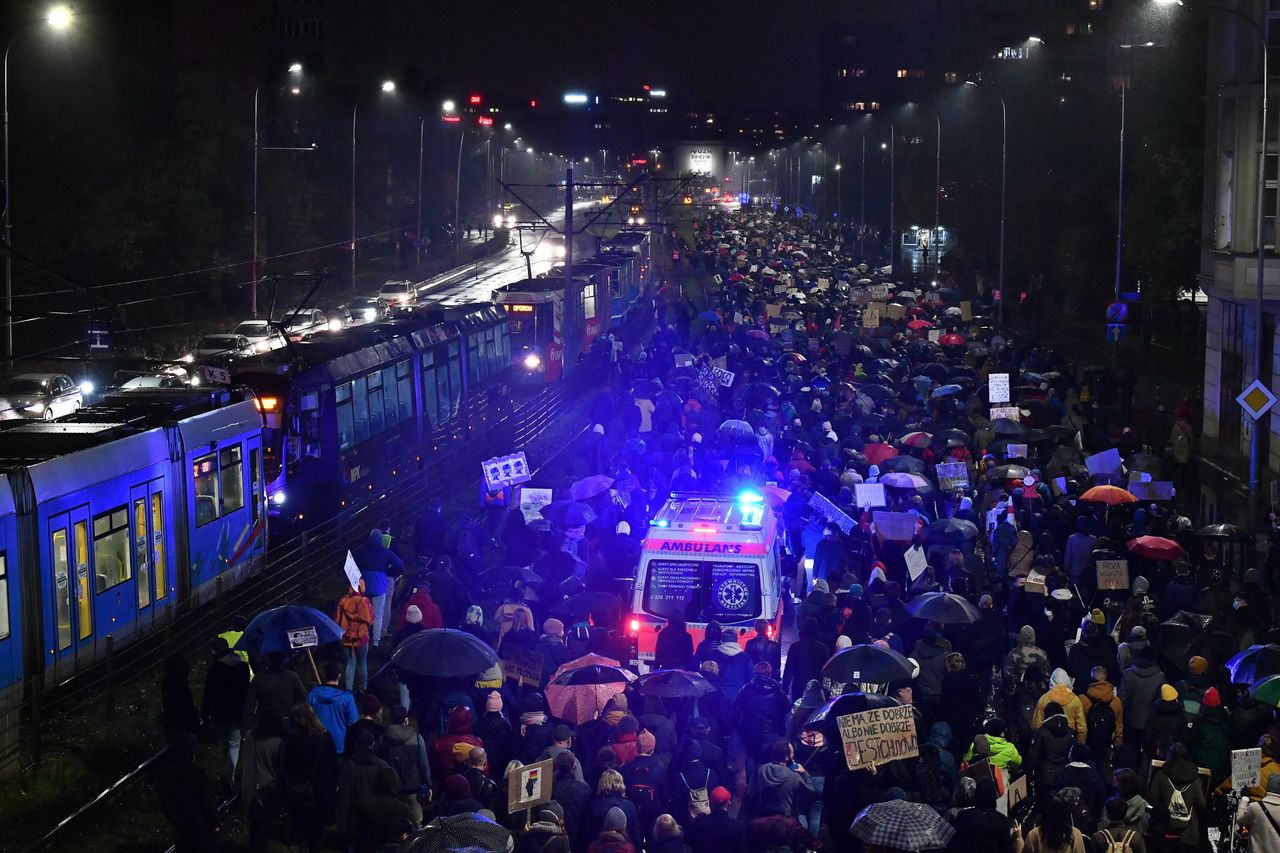 Strajk kobiet. Wrocław. Ciało mężczyzny pod dworcem. Policja: to nie był uczestnik demonstracji