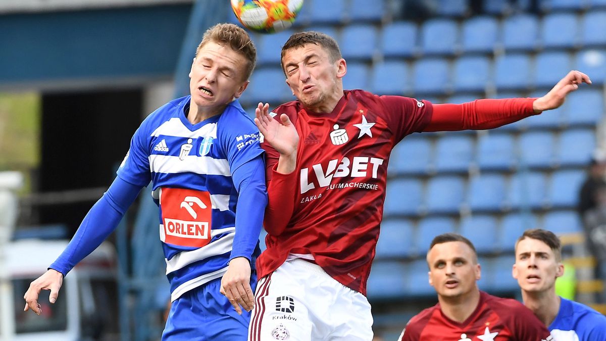 PAP / Jacek Bednarczyk / Na zdjęciu: zawodnik Wisły Kraków Krzysztof Drzazga (z prawej) i Mateusz Szwoch (z lewej) z Wisły Płock