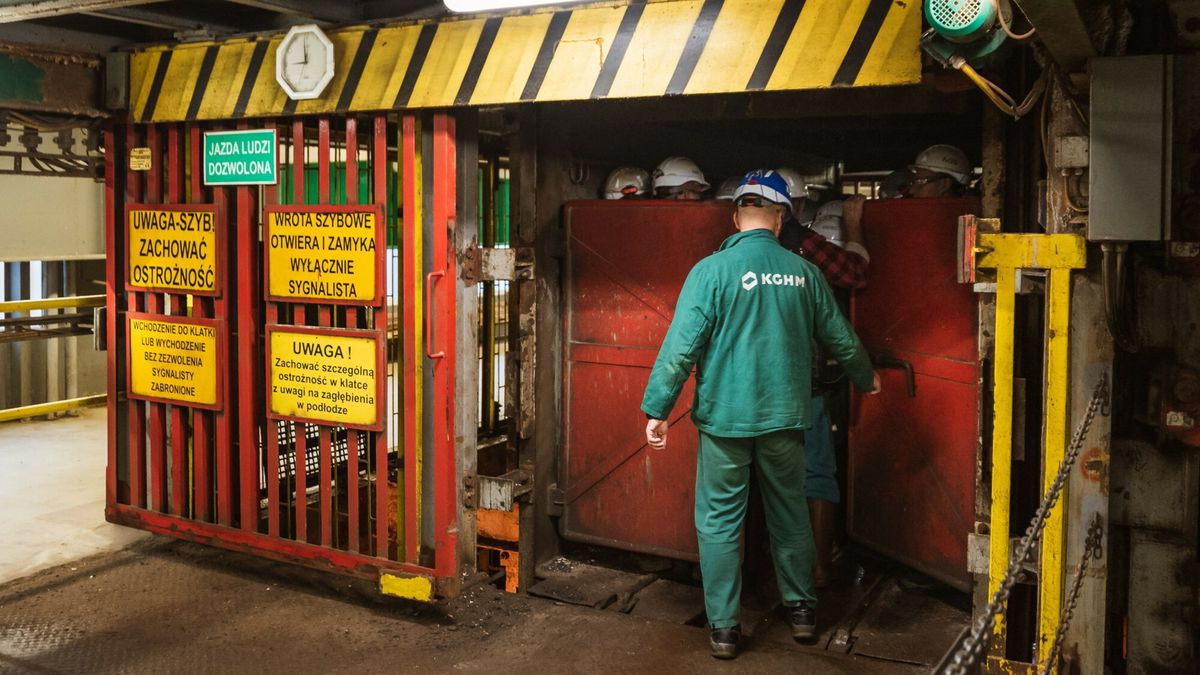 Kopalnia Polkowice-Sieroszowice KGHM Polska Mied?
24.10.2019 Kazmierzow , kopalnia Polkowice-Sieroszowice  nalezaca do KGHM Polska Miedz S.A. n/z gornicy wsiadanie do klatka winda szyb zjazdowy fot. P.Dziurman/REPORTER
P.Dziurman/REPORTER