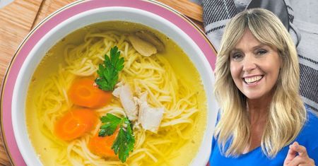 Zamiast maggi Ewa Wachowicz dolewa do rosołu inny płyn. Jest zdrowszy i ma jeszcze lepszy smak