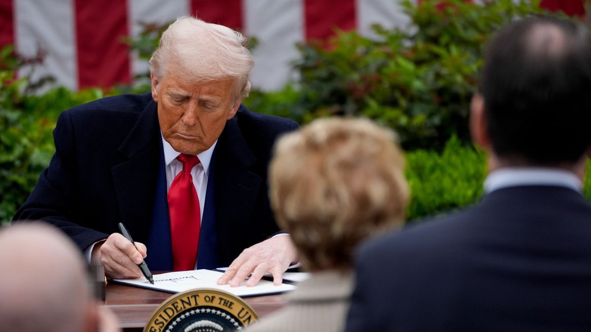 US President Donald Trump signs an executive order during a tariff announcement in the Rose Garden of the White House in Washington, DC, USA, 02 April 2025. Trump plans to roll out tariffs on global trading partners, the centerpiece of his effort to bring back manufacturing to the US and reshape a world trade system he has long decried as unfair. Trump has branded the day 'Liberation Day', though most economists expect US consumers to foot the costs. EPA/KENT NISHIMURA / POOL Dostawca: PAP/EPA.