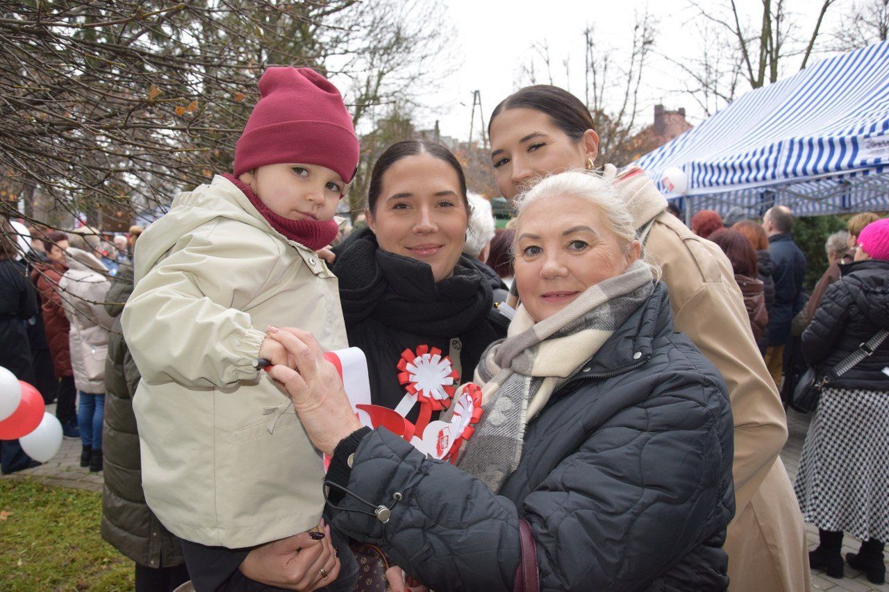 Patriotyzm, radość, śpiew na Narodowy Dzień Niepodległości 2025 w Zduńskiej Woli Karsznicach