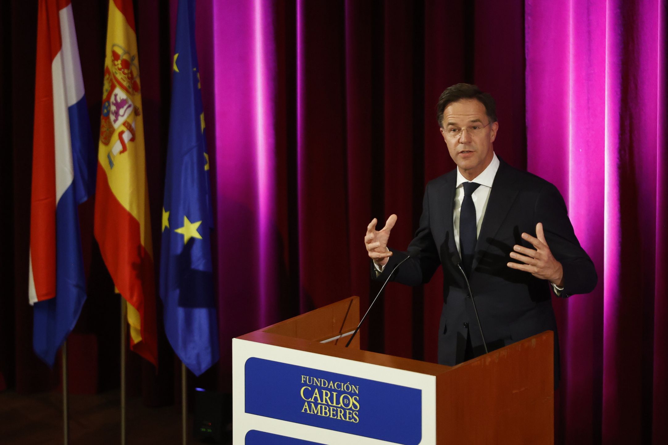 Premier Holandii Mark Rutte podczas przemówienia w muzeum Prado w Madrycie