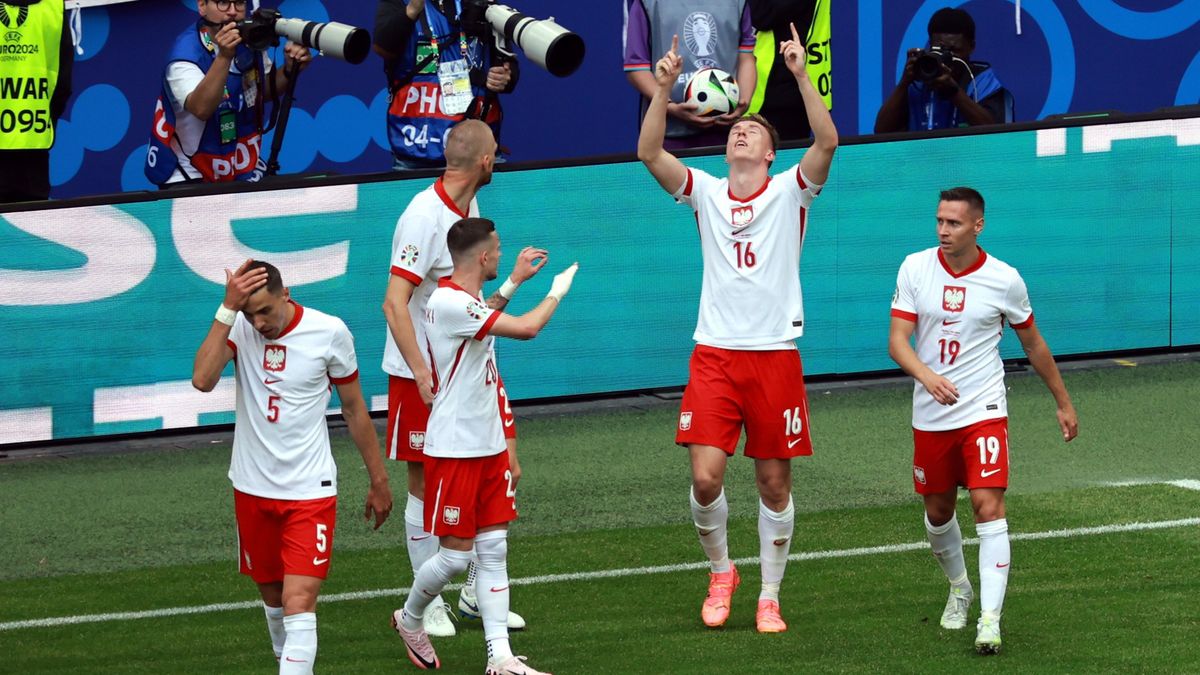 UEFA EURO 2024 - Group D Poland vs Netherlands
epa11415179 Adam Buksa of Poland (2R) celebrates with teammates after scoring the 1-0 during the UEFA EURO 2024 group D match between Poland and Netherlands, in Hamburg, Germany, 16 June 2024.  EPA/CLEMENS BILAN 
Dostawca: PAP/EPA.
CLEMENS BILAN
opening match, opening game
