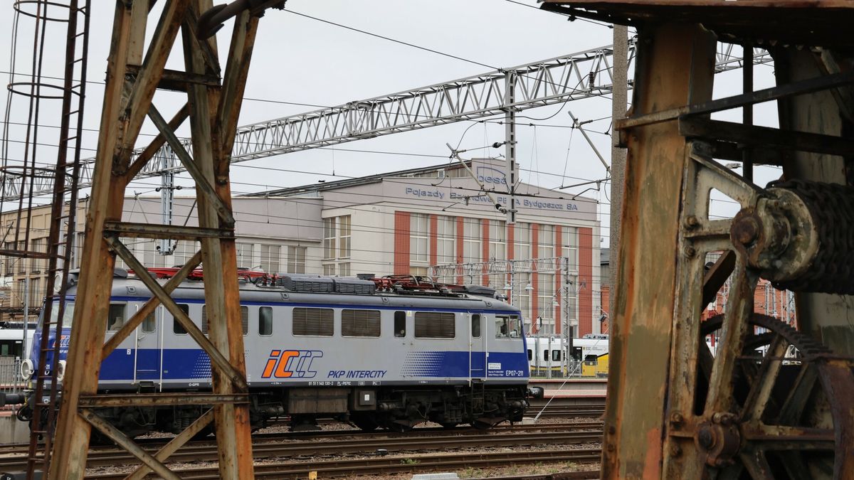 East News archiwum 2025Fot. Wojciech Olkusnik/East News, 11.10.2025. Bydgoszcz, woj. kujawsko-pomorskie. Dworzec kolejowy Bydgoszcz Glowna i Pesa Bydgoszcz - polskie przedsiebiorstwo produkujace i remontujace pojazdy szynowe.Wojciech Olkusnik