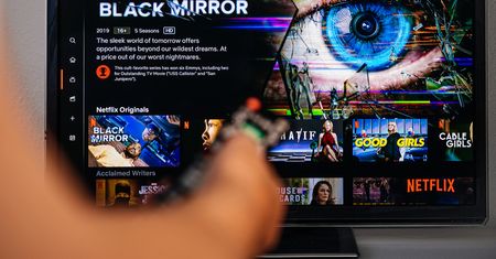 Turystyka kryminalna w kontekście "Loch Henry" z szóstego sezonu "Black Mirror"
