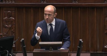 “Chcecie ukraść pieniądze przedsiębiorcom, żeby rozdawać je swoim”. Budka o “daninie Sasina”