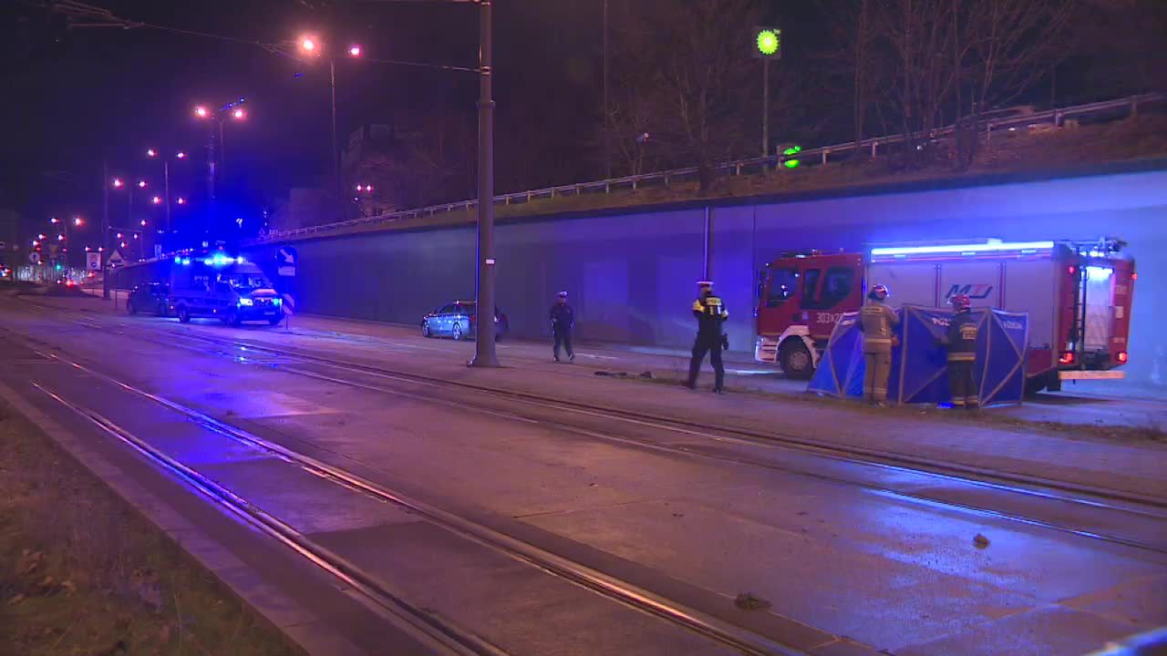 Wypadek w Łodzi. Mężczyzna spadł na jezdnię z kładki, potem został potrącony