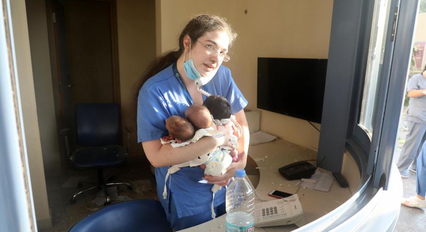 Pielęgniarka z Bejrutu uratowała trzy noworodki. Odnalazła ich matki