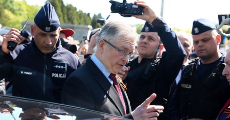 Ambasador Rosji zablokowany przez tłum protestujących