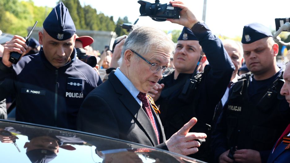 Ambasador Rosji w Polsce Siergiej Andiejew podczas próby złożenia kwiatów przy Cmentarzu-Mauzoleum Żołnierzy Radzieckich w Warszawie