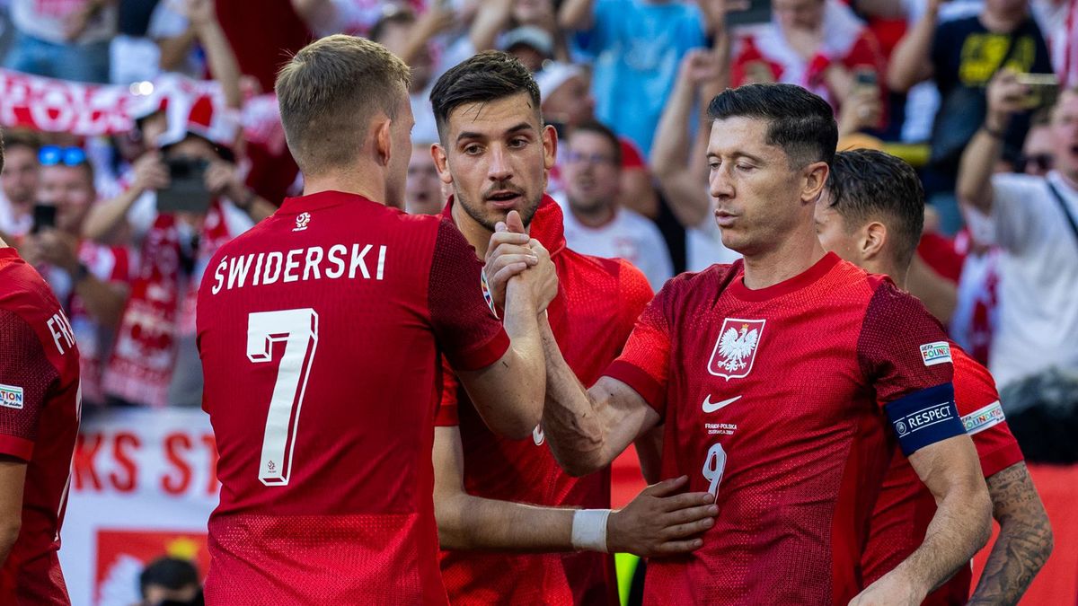 Getty Images / Andrzej Iwanczuk/NurPhoto via Getty Images / Na zdjęciu od lewej: Karol Świderski, Jakub Moder i Robert Lewandowski