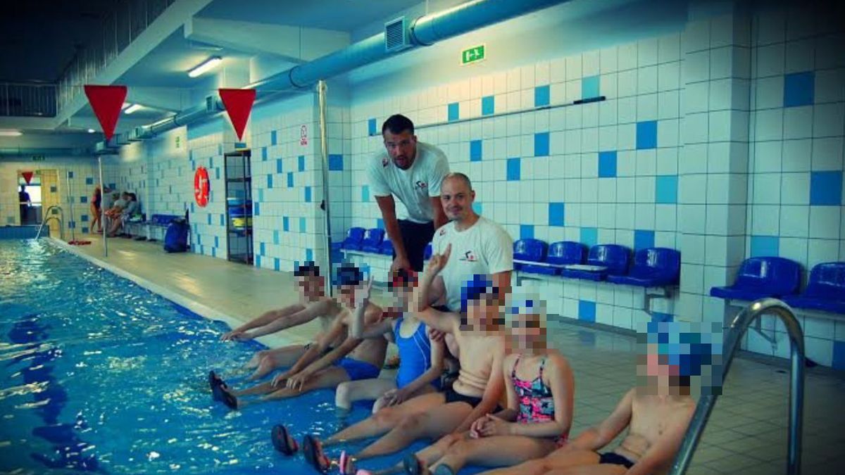 W białej koszulce Maciej Michalski - właściciel szkoły nauki pływania.