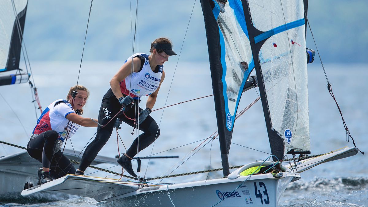 Aleksandra Melzacka i Kinga Łoboda na jachcie olimpijskiej klasy 49erFX