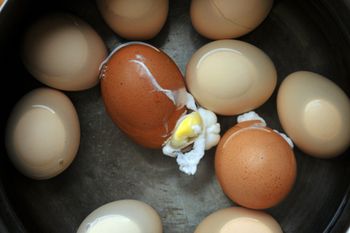 Nagminny błąd. Jajka na pewno pękną w czasie gotowania