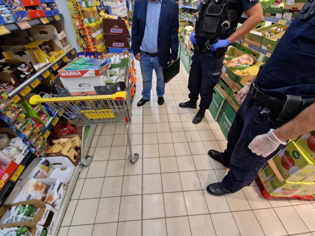 Przeterminowane produkty w sklepach Biedronka. Policja odpowiada