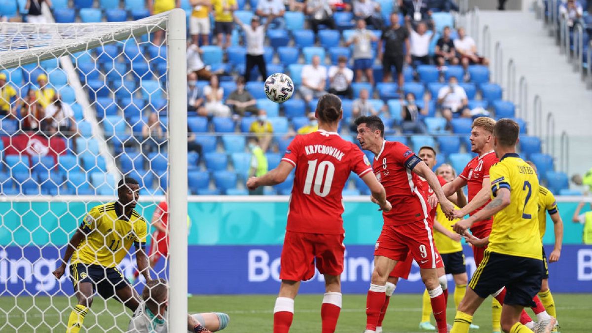 Getty Images / Lars Baron / Na zdjęciu: Robert Lewandowski trafia w poprzeczkę