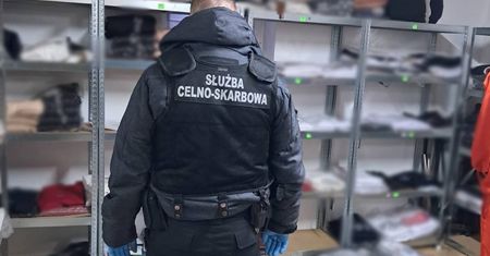 7 tysięcy podróbek za ponad 5 milionów – policja i KAS rozbiły gang fałszywych ubrań sprzedawany na żywo