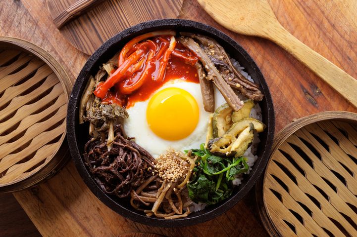 Bibimbap to popularne danie kuchni koreańskiej.