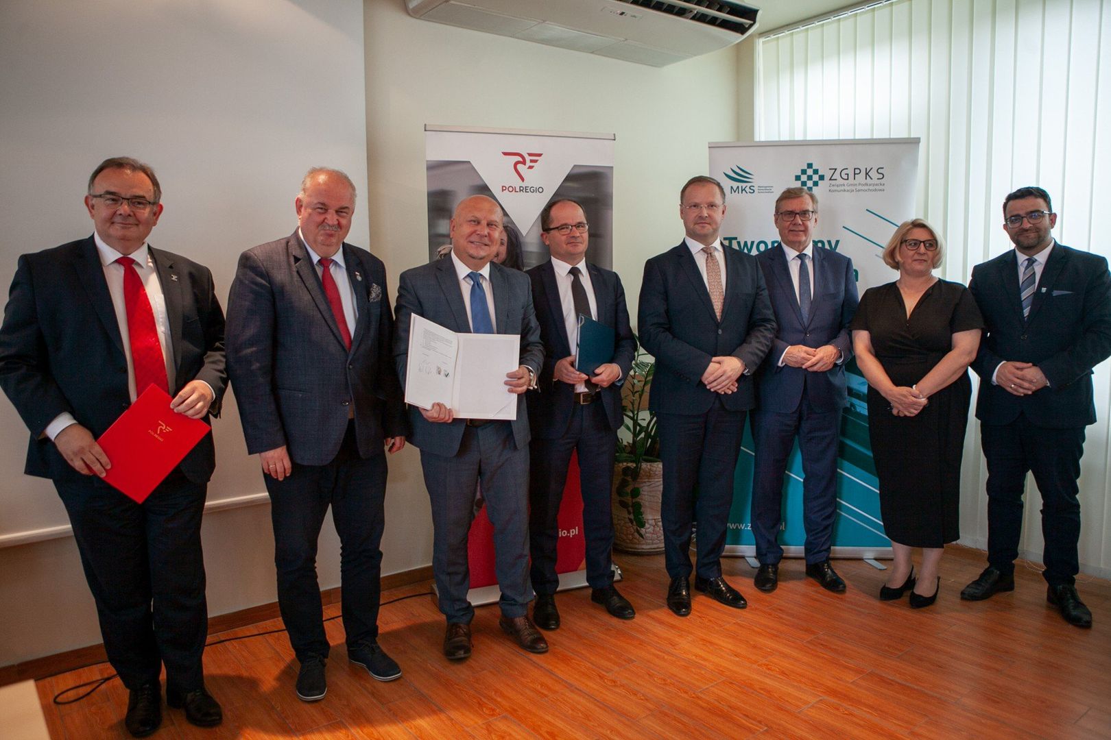 Podpisanie umowy między PKS Rzeszów S.A. a firmą GZOG ENERGY Sp. z o.o. z Bytomia, która zajmie się projektowaniem i budową stacji. Lokalizacja inwestycji to teren zajezdni PKS przy Alei Wyzwolenia w Rzeszowie.