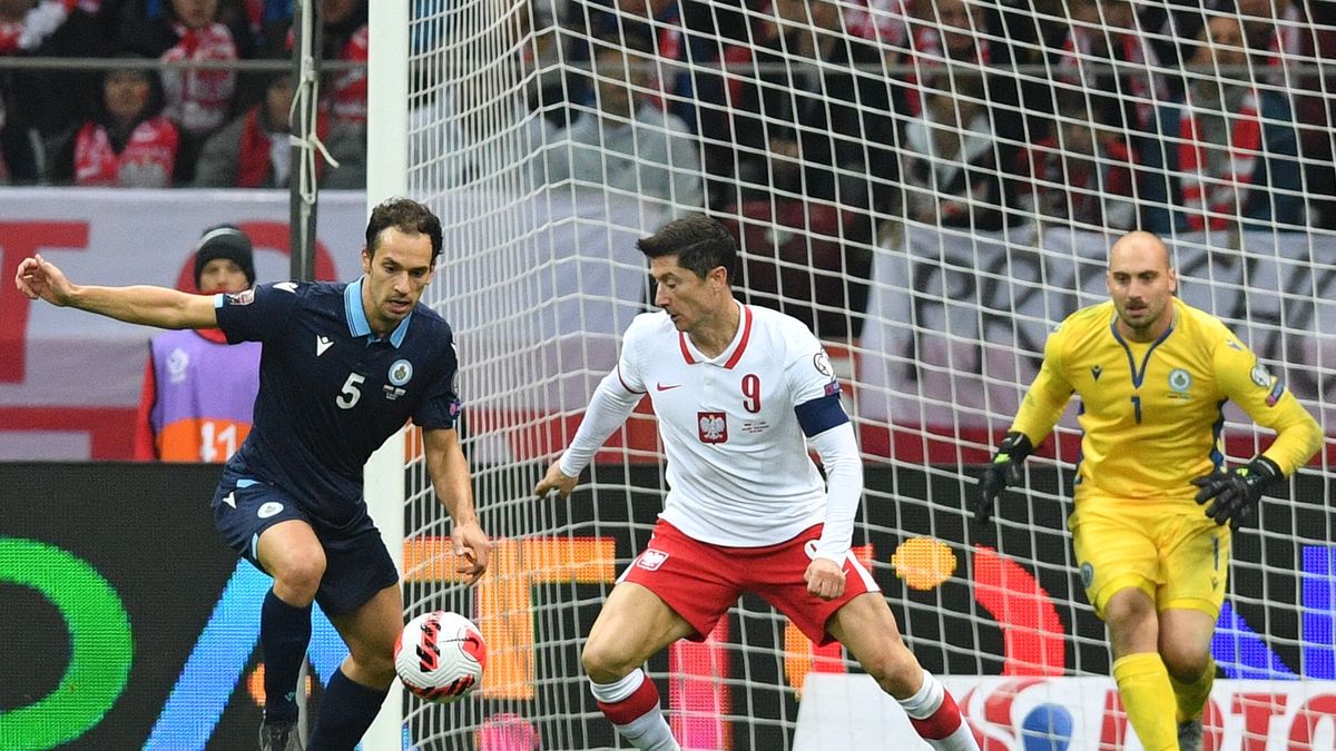 Warszawa, 09.10.2021. Zawodnik piłkarskiej reprezentacji Polski Robert Lewandowski (C) oraz Simone Benedettini (P) i Cristian Brolli (L) z San Marino podczas meczu eliminacyjnego do mistrzostw świata 2022, na stadionie PGE Narodowym, 9 bm. (js) PAP/Radek Pietruszka