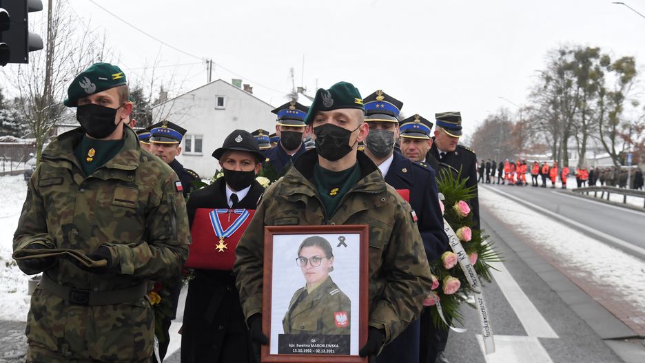 Strażacy pożegnali 29-letnią Ewelinę i 63-letniego Jana, ochotników, którzy stracili życie w wypadku drogowym. Wydarzył się on w czwartek, gdy wóz OSP jechał do pożaru domu (PAP Tytus Żmijewski)