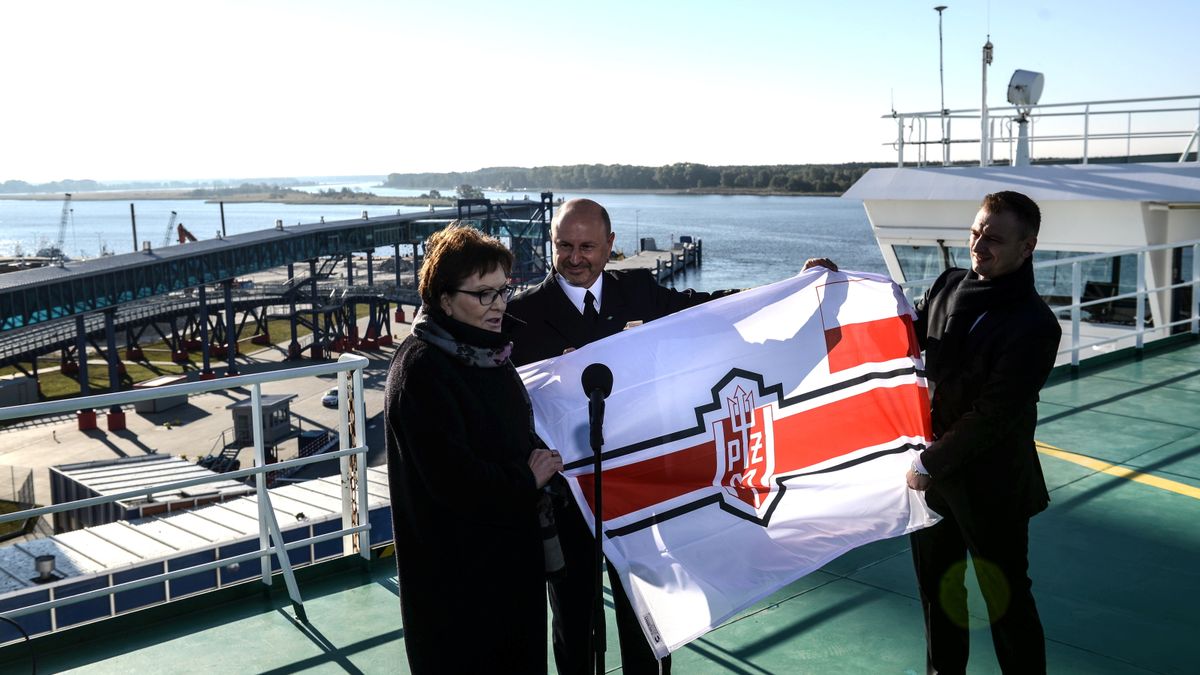 Premier Ewa Kopacz podczas konferencji prasowej na pokładzie promu "Polonia", w Terminalu Promowym w Świnoujściu.