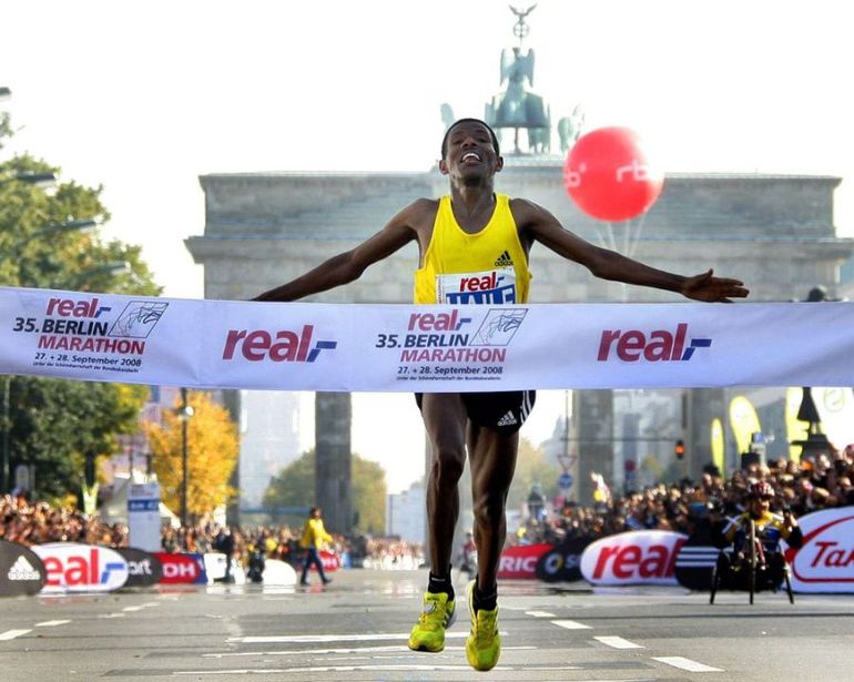 Haile Gebrselassie wygrywa w Berlinie w 2008 r. Fot. PAP/DPA