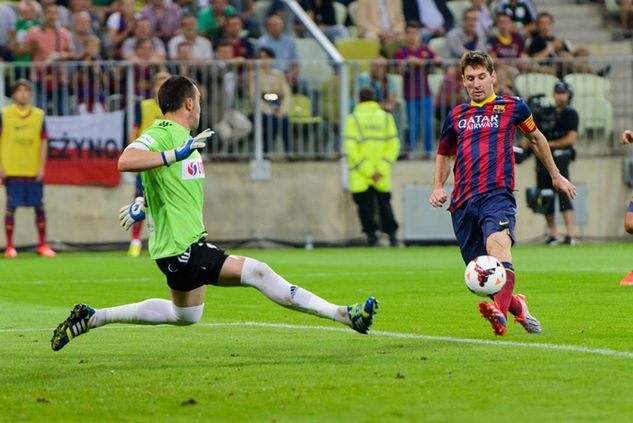 Moment, w którym Leo Messi pokonuje Sebastiana Małkowskiego "podcinką" w towarzyskim meczu w Gdańsku w lipcu 2013 roku. Fot. Newspix.