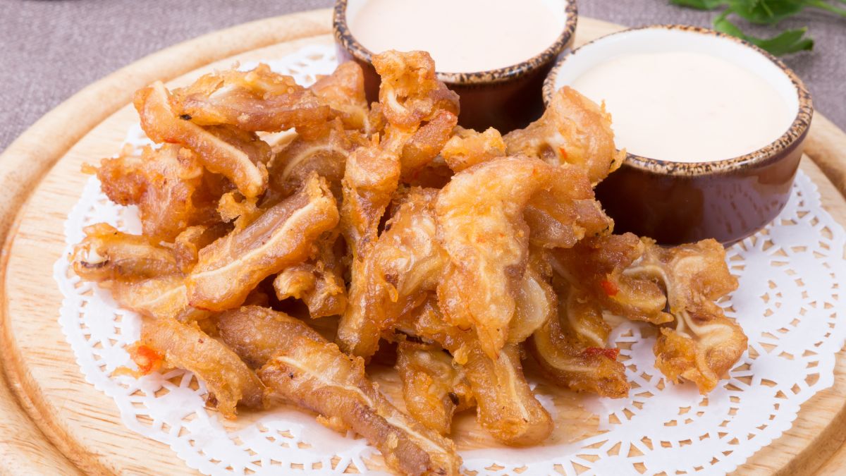 Świńskie uszy to jedna z barowych przekąsek