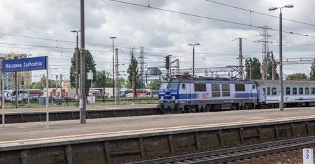 Warszawa. Awaria sieci trakcyjnej. Utrudnienia w kursowaniu pociągów