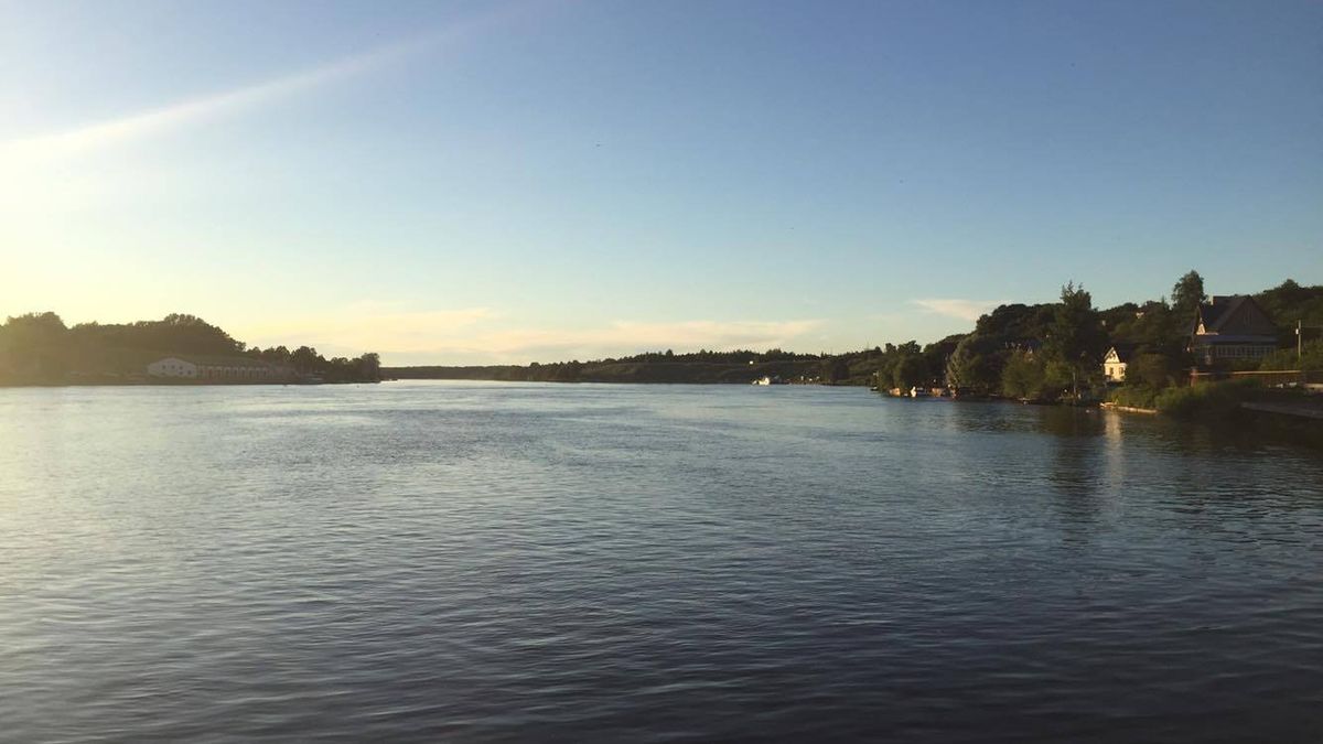 Rzeka Narwa dzieli miasto na pół. Po lewej stronie Estonia, a po prawej Rosja 