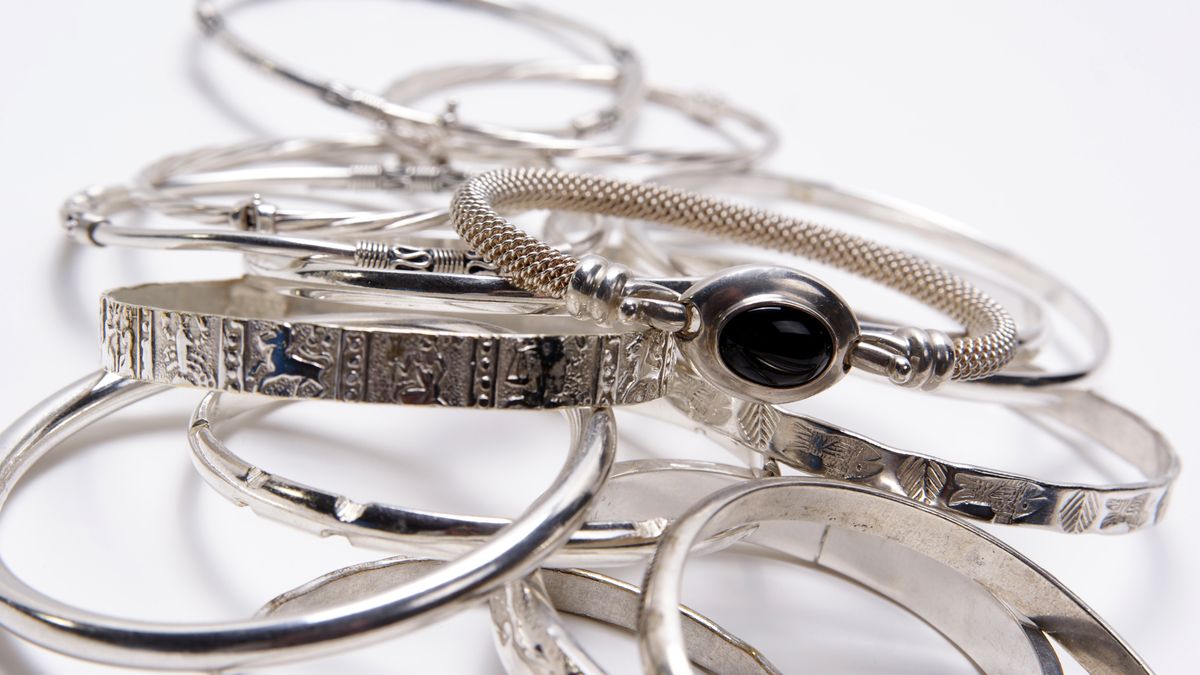 22-latka zauważyła, że jej srebrna biżuteria zmatowiała i zmieniła kolor