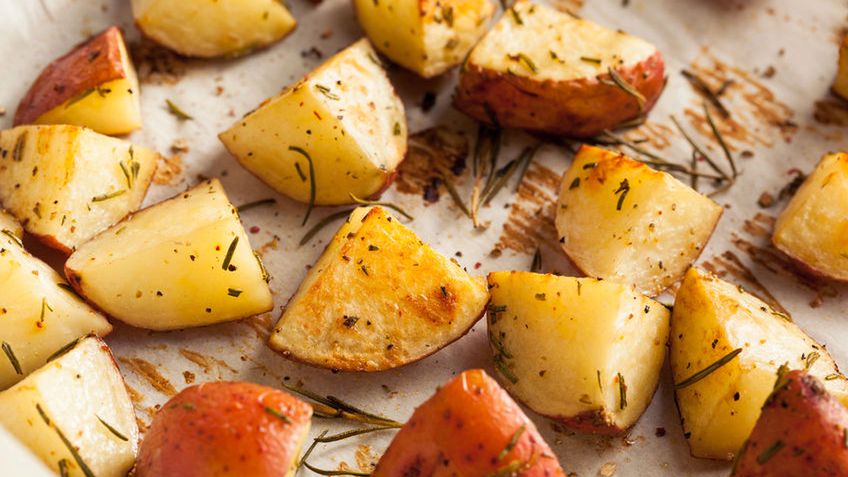 Pieczone w mundurkach czerwone ziemniaki