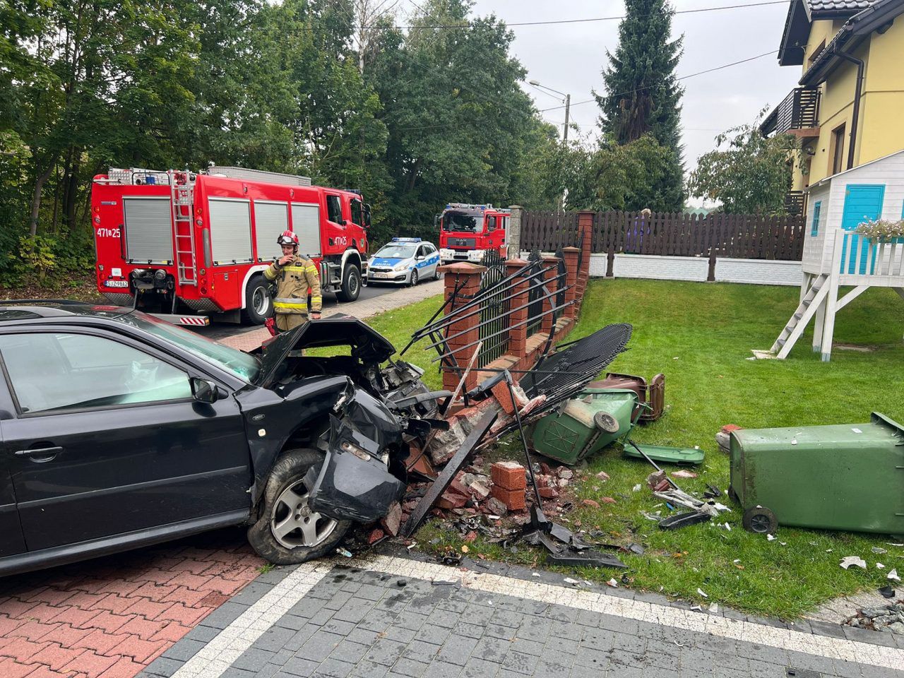 Gołkowice: Zasnął za kierownicą — Skoda uderzyła w ogrodzenie