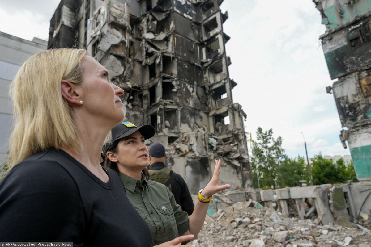 Ambasador USA w Ukrainie Bridget Brink podczas wizyty w Borodziance (AP Photo/Natacha Pisarenko)
AP