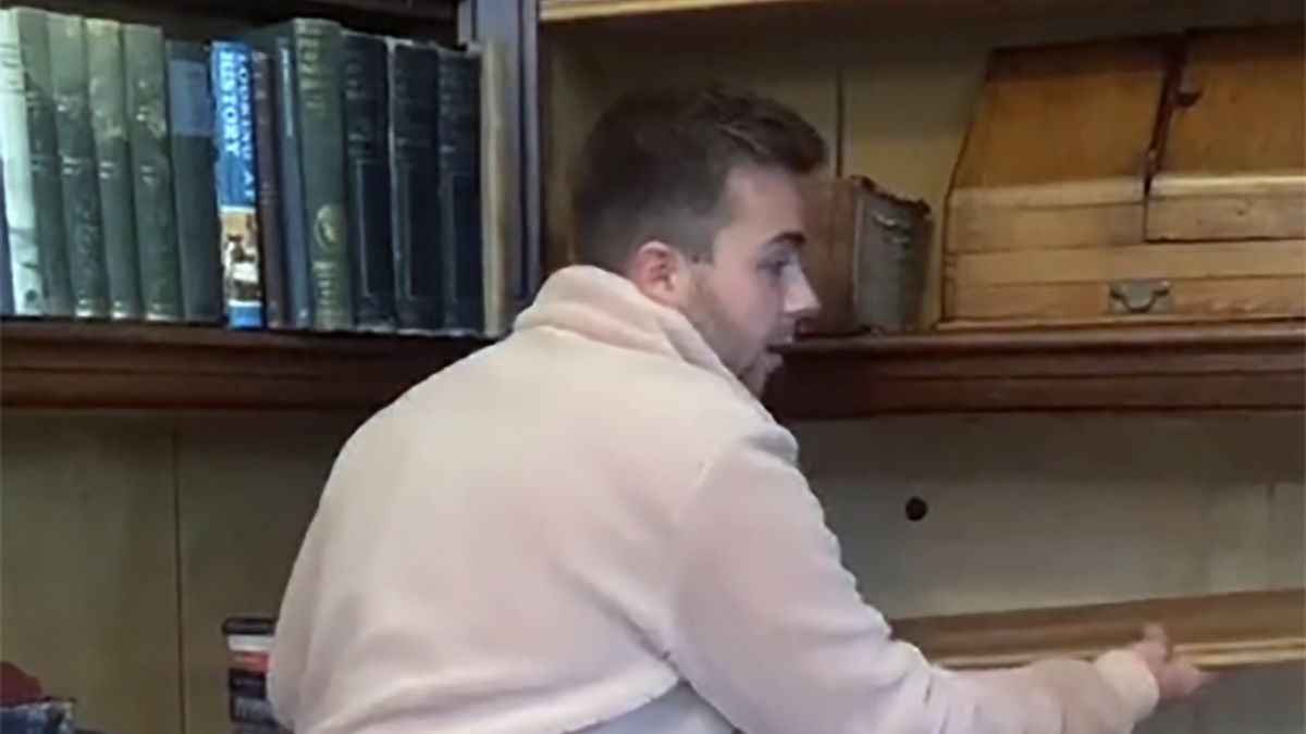 Freddy Goodall odnalazł w swoim domu tajne przejście za biblioteczką