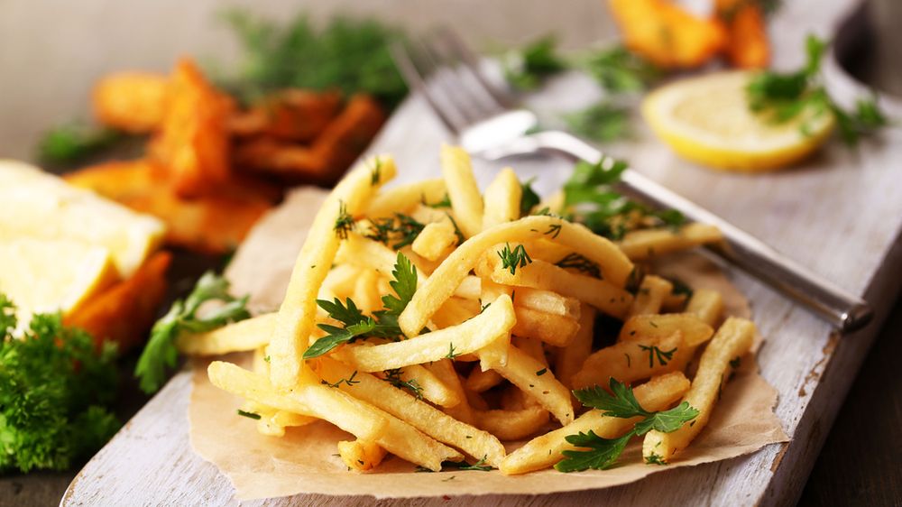 Mrożone frytki karbowane lub proste z dodatkiem soli