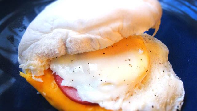 McMuffin z kiełbasą i jajkiem (McDonald's)