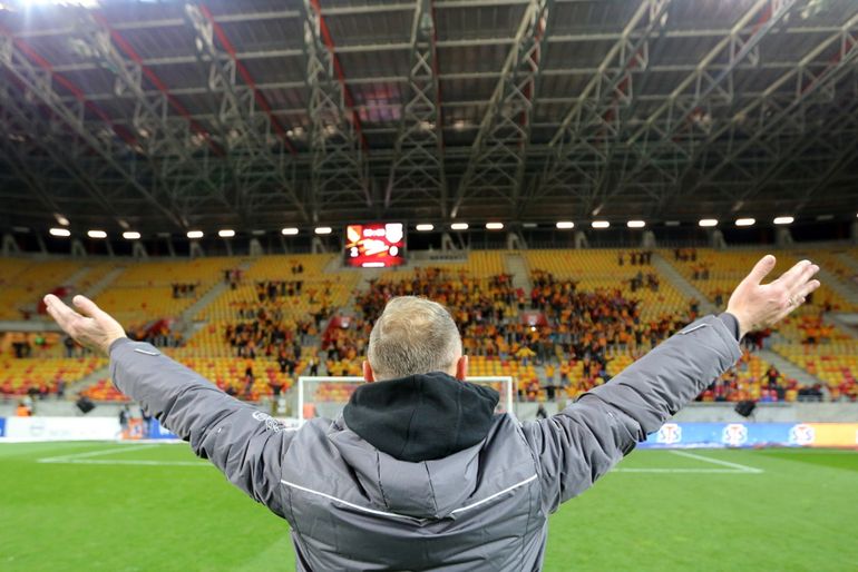 Ireneusz Mamrot dziękuje kibicom Jagiellonii Białystok (fot. Kamil Świrydowicz/jagiellonia.pl)