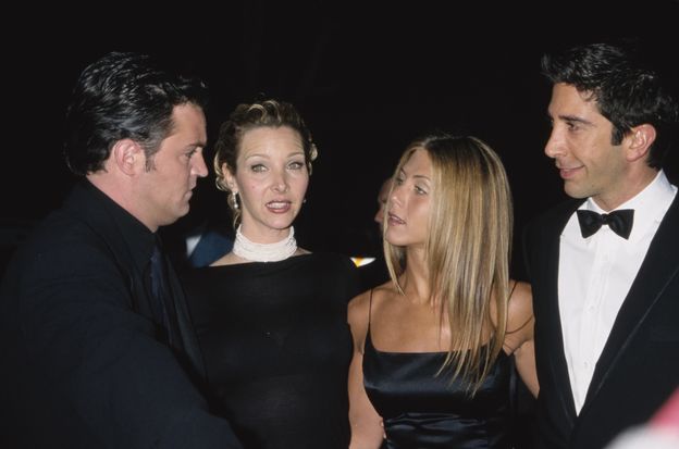 Lisa Kudrow komentuje odejście Matthew Perry'ego! Informator ujawnił, co powiedziała o możliwej PRZYCZYNIE ŚMIERCI kolegi z planu