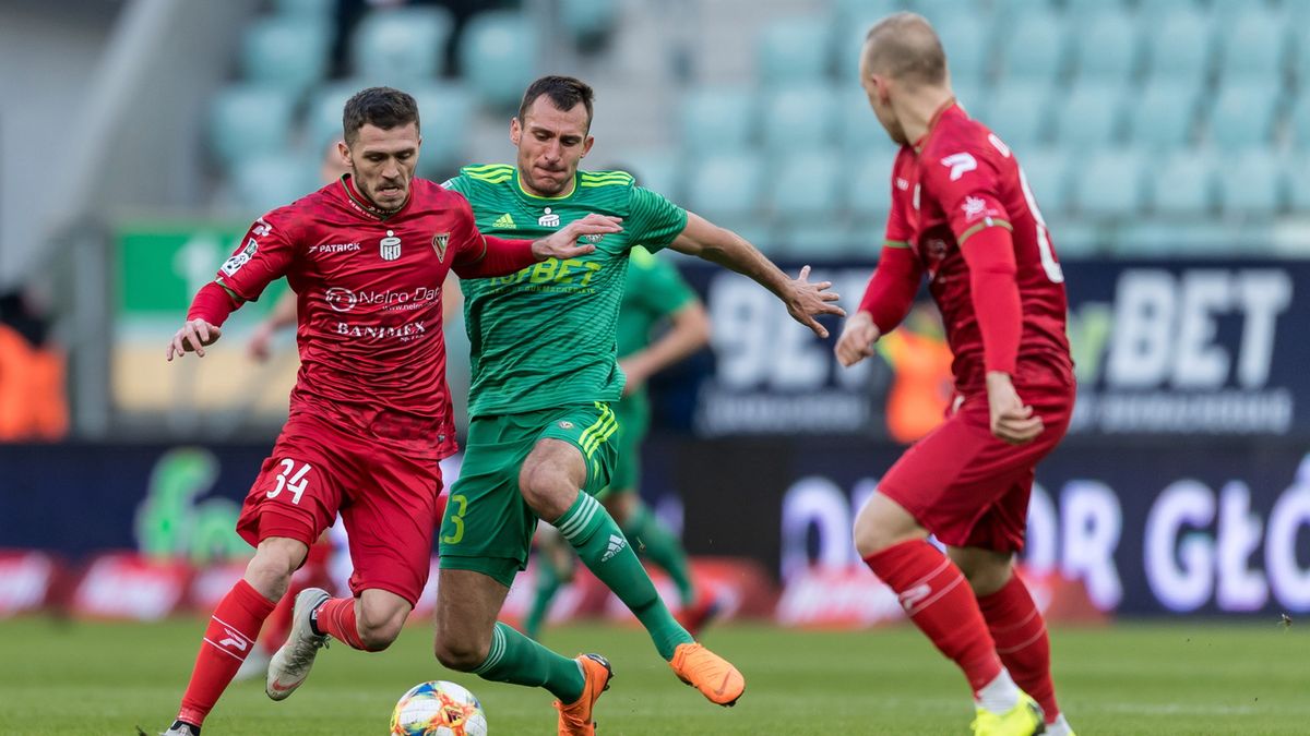 PAP / Maciej Kulczyński / Na zdjęciu: piłkarz Śląska Wrocław Mateusz Radecki (w środku) i Lukas Gressak (z lewej) z Zagłębia Sosnowiec