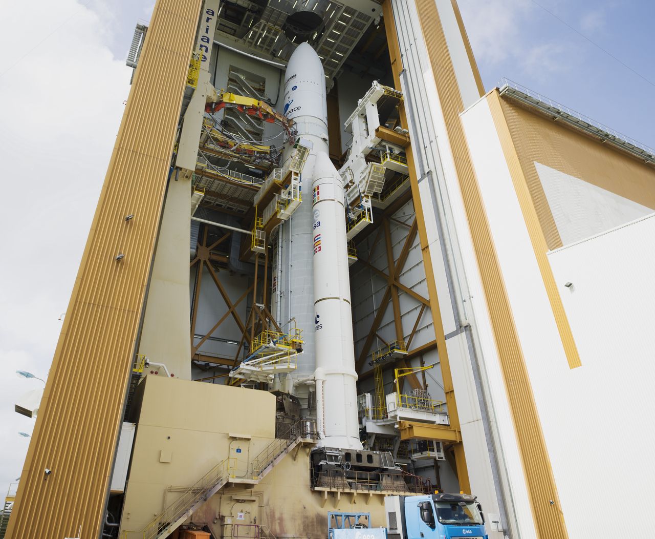 Rakieta Ariane 5, która wyniosła w kosmos teleskop Jamesa Webba, podczas przygotowań do startu z kosmodromu w Gujanie Francuskiej