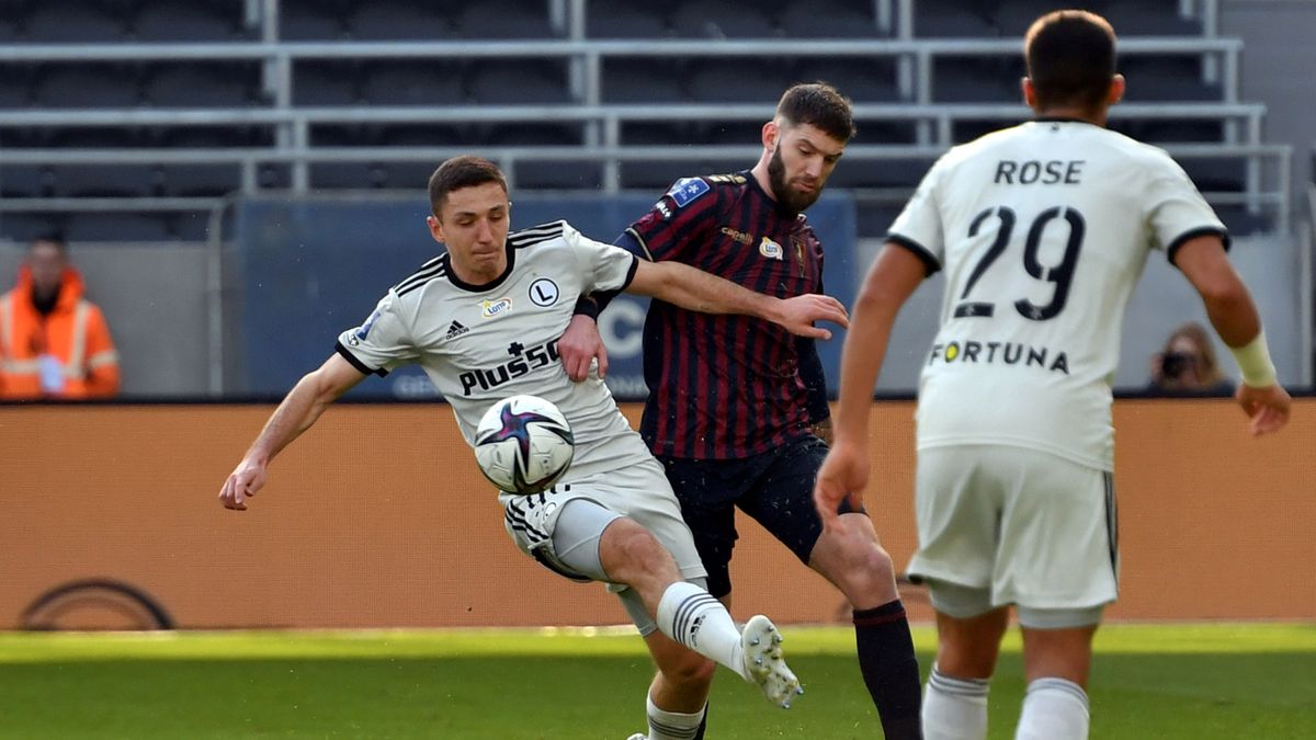 piłkarz Pogoni Szczecin Jean Carlos Silva (w środku) i Bartosz Slisz (z lewej) z Legii Warszawa 